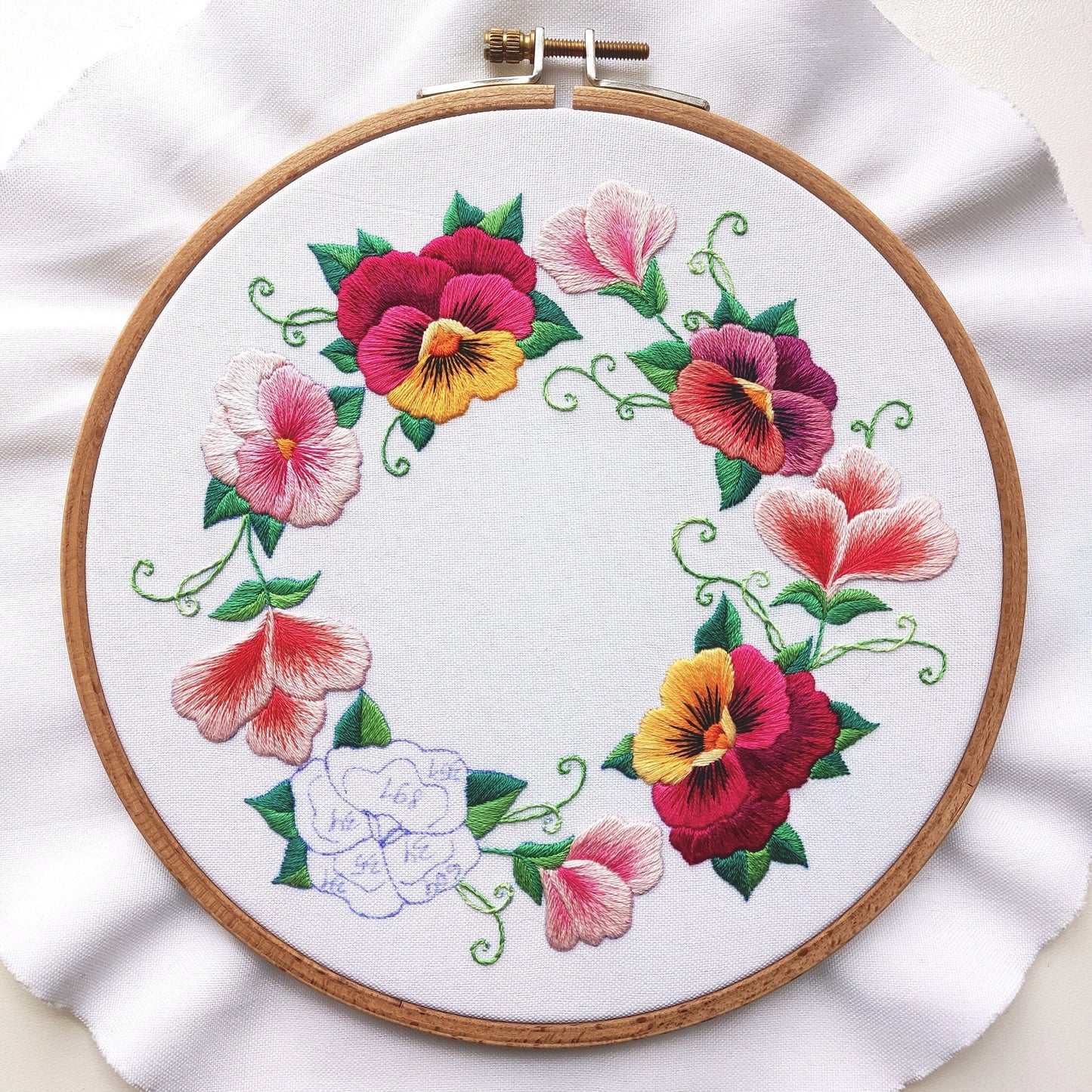Spring Pansies Wreath Pink Version - Hand Embroidery Pattern