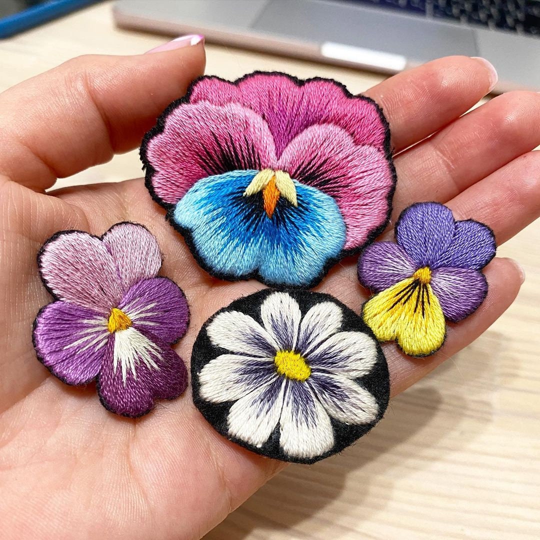 Patches and Brooches - Hand Embroidery Pattern | Hummingbird and Flowers